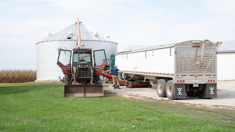 Farmer Loading Bin 26251