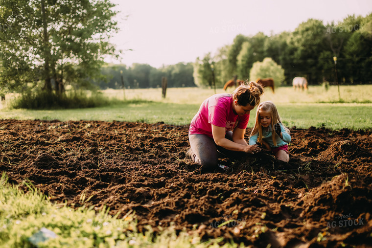 Farm Family Planting Garden 169006