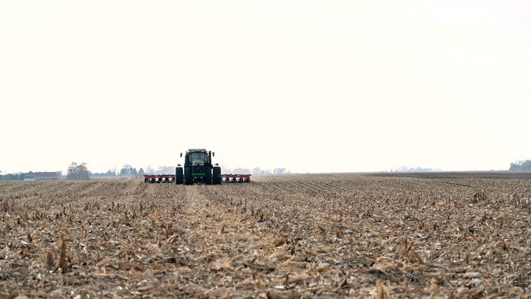 Applying Anhydrous Ammonia 26329