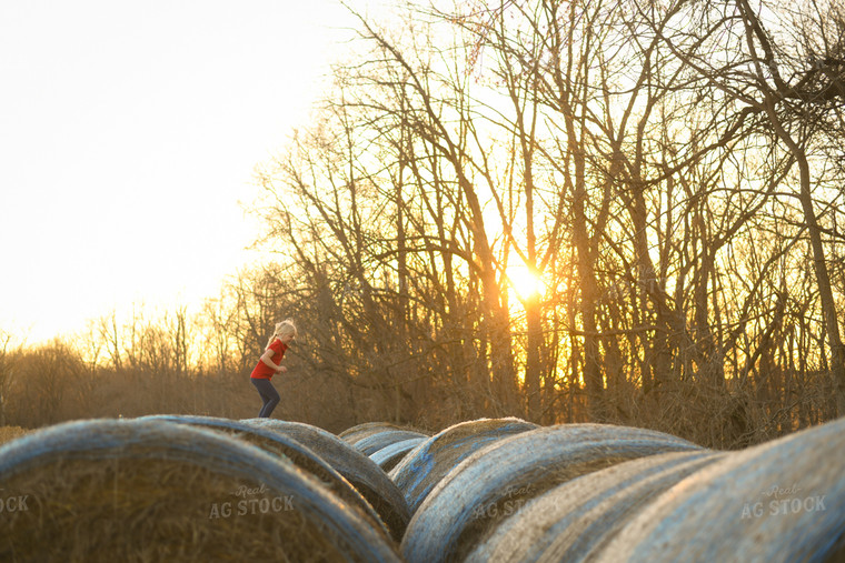 Farm Kid on Hay Bales 191020