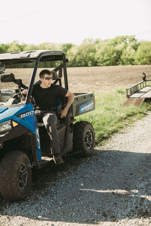 Farmer in UTV 4153