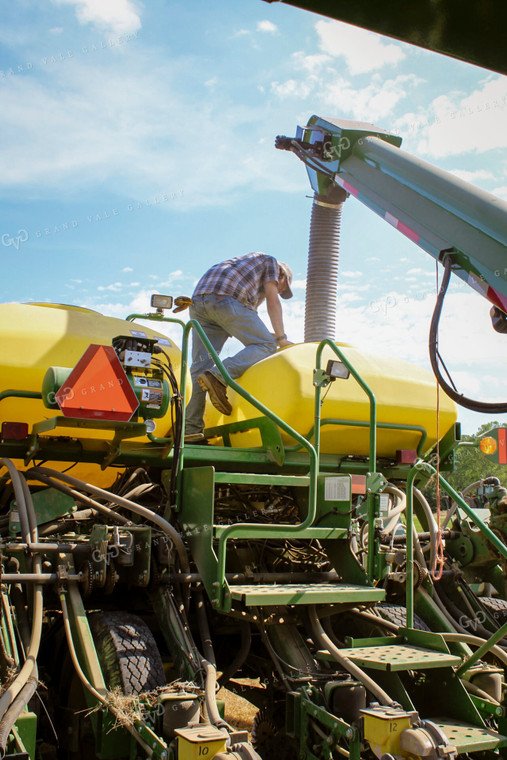 Farmer Filling Bulk Fill Planter with Tender 52077