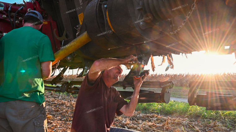 Farmer Collapsing Legs on Combine Head 25525