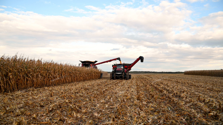 Combine Unloading Corn into Auger Wagon on the Go 25642