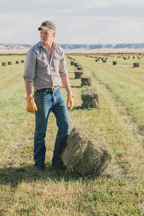 Farmer Racking Square Bales 61074