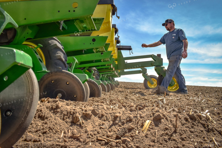 Farmer Loading Planter 56172