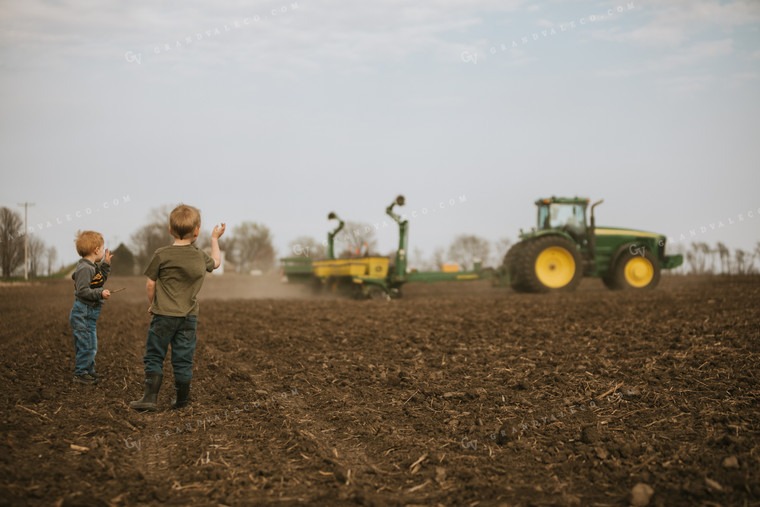 Farm Kids Waving at Tractor and Planter 5491