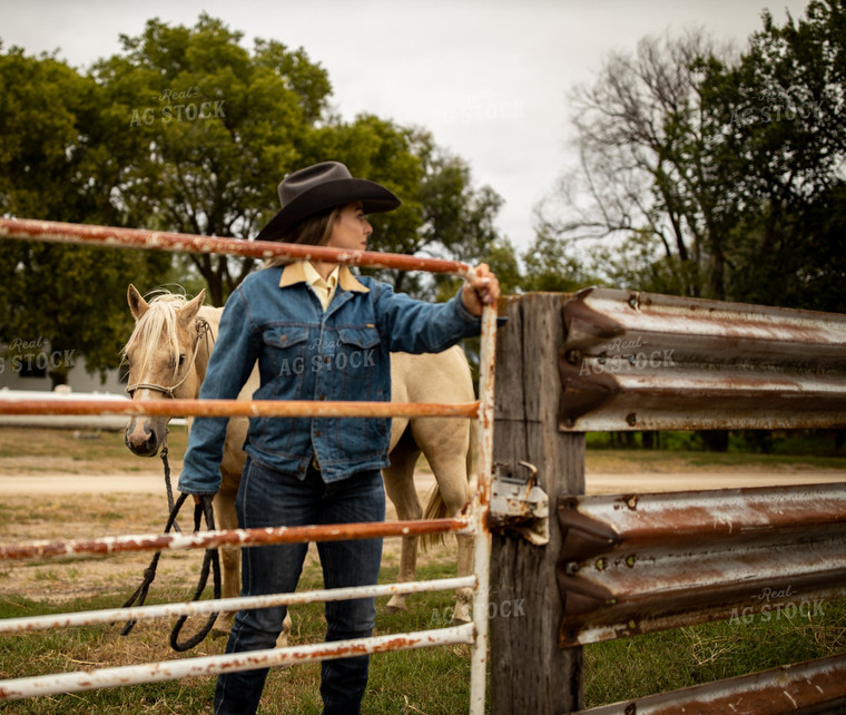 Rancher Saddling Horse 71010