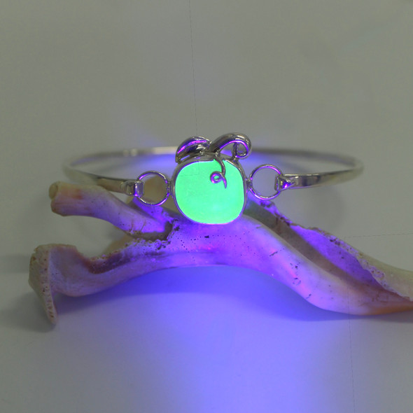 Seafoam Round UV Sea Glass Pumpkin Bracelet under a black light.
Seafoam Round UV Sea Glass Pumpkin Bracelet under a black light.