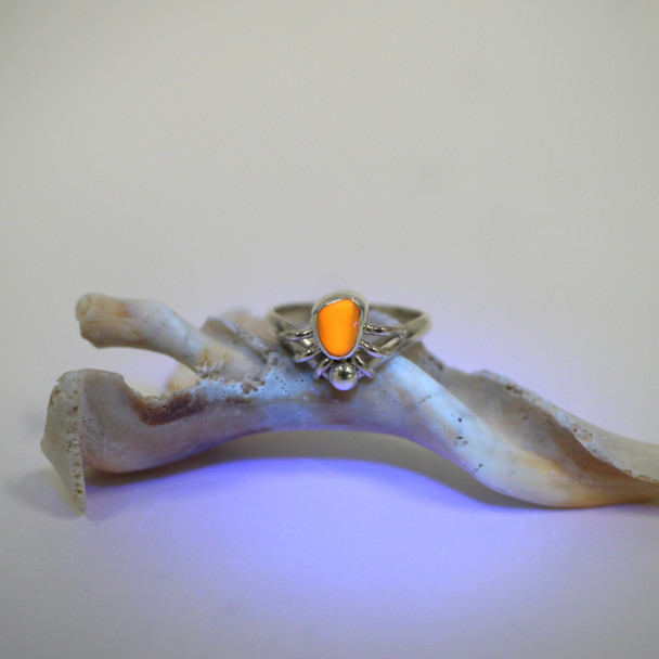 Yellow UV Milk Glass Glass Spider Ring - Size 9 under a black light