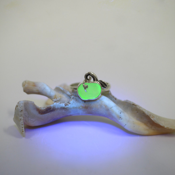 Seafoam UV Round Glass Pumpkin Ring - Size 9 under a black light