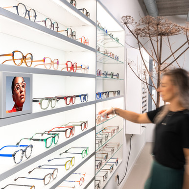 CARRÉ  with LED Shelves