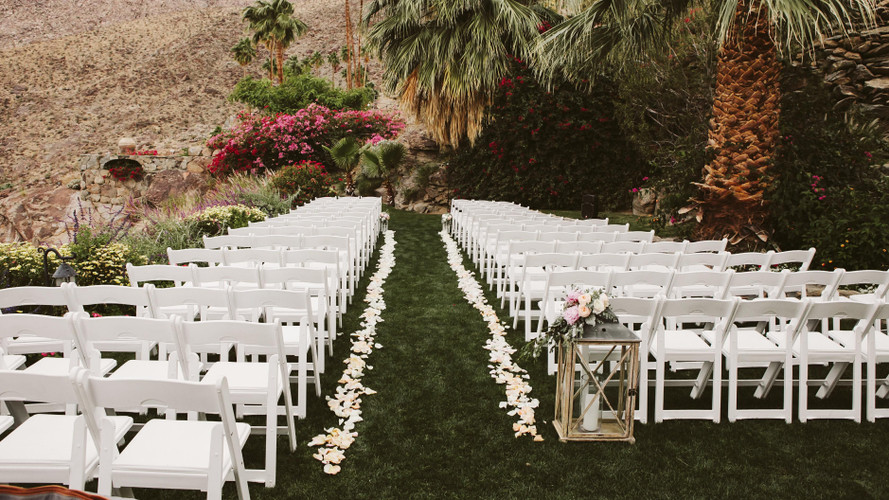 ​The Ultimate Guide for engaged couples to choose their color palette, rose petals and wedding flowers 