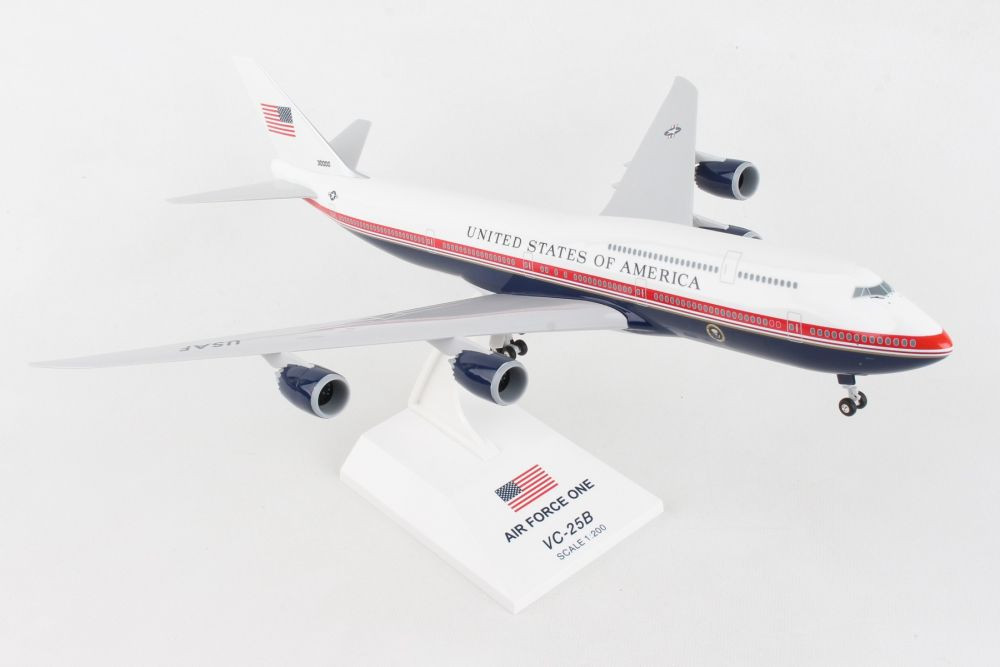 SKYMARKS Air Force One 747-8I 1/200 W/Gear (VC-25B) #30000 Pilot