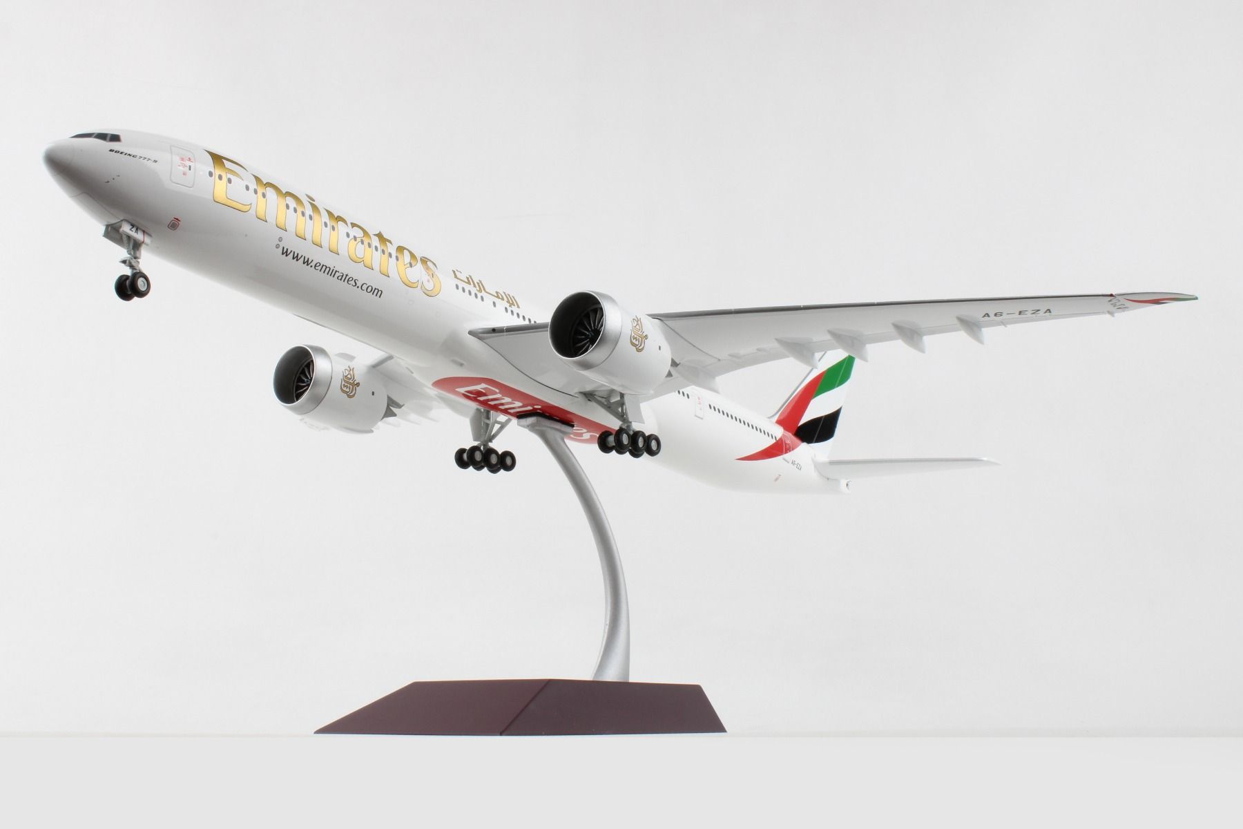 Gemini200 Emirates 777-9X 1/200 Reg# A6-EZA - Pilot Stuff Online