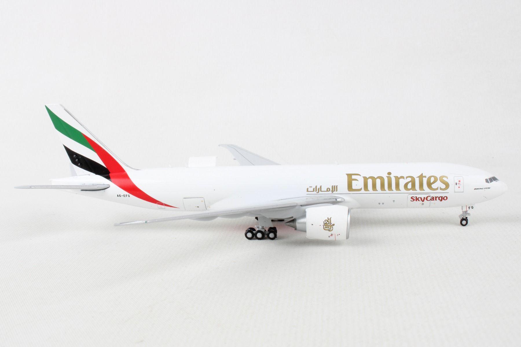 GeminiJets Emirates Skycargo 777-200LRF 1/400 Interactive - Pilot