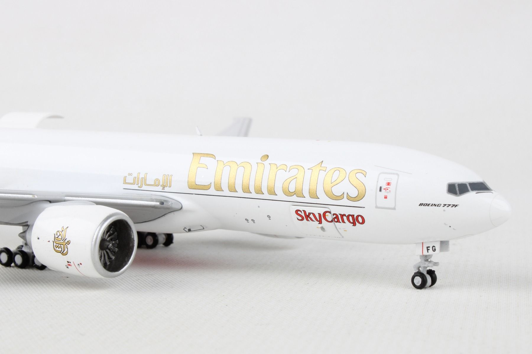 GeminiJets Emirates Skycargo 777-200LRF 1/400 Interactive - Pilot