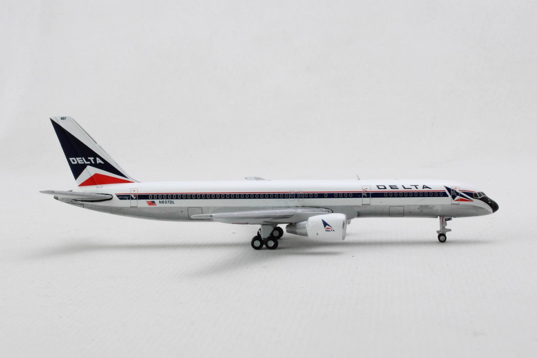 GeminiJets Delta 757-200 1/400 Reg# N607DL Widget Livery - Pilot