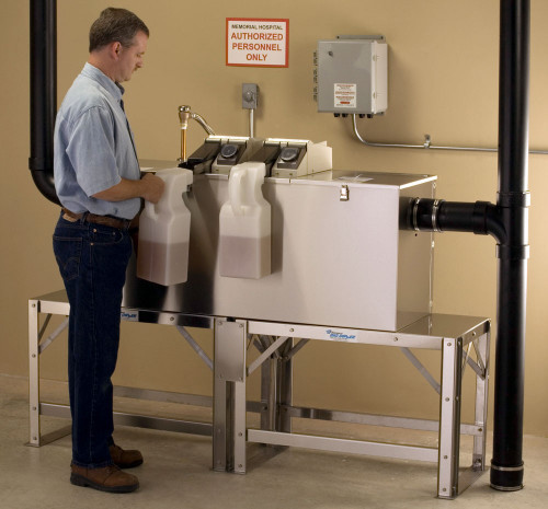 Oen1s6ueowfg7m The unit automatically skims the trapped grease at least once per day and transfers the waste in to a collection container. https www drain tech com big dipper automatic removal system