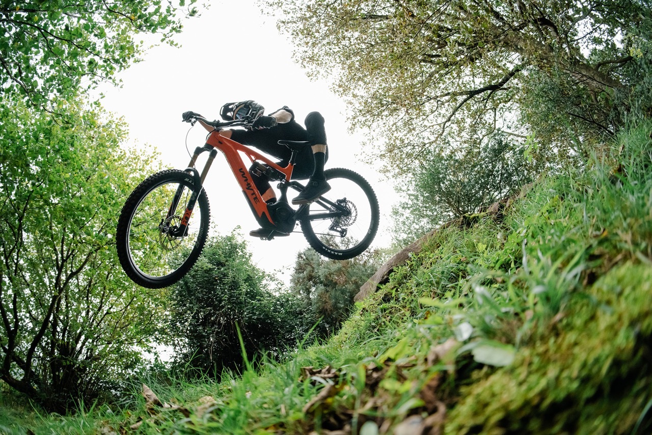 whyte-e-180-rsx-built-for-enduro-2025-gloss-orange-matte-black