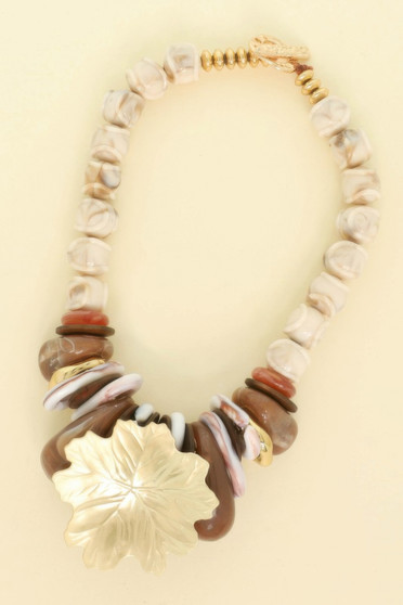 Stone Theme Necklace With Leaf Pendant