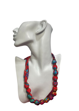 This textile trendy necklace is a versatile accessory that can complement any outfit. Whether you are attending a party, a gathering, or any social event, this necklace will make you shine with its splendid design.