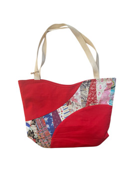 A stunning creation adorned with a beautiful dark pink pattern. Handcrafted with meticulous attention to detail, this bag is a true work of art. Its unique patchwork design not only adds a touch of elegance but also showcases Ada's expertise in combining different fabrics harmoniously.
