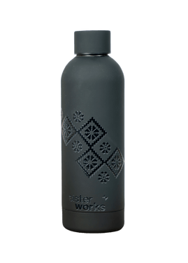 Front view of the black 'Embroidered Roots' reusable bottle by SisterWorks against a plain green background. The intricate 'Embroidered Roots' pattern, designed by Fernanda Rodriguez, is clearly visible on the bottle's surface, highlighting its unique artistic and sustainable design. Front view of the black 'Embroidered Roots' reusable bottle by SisterWorks against a plain green background. The intricate 'Embroidered Roots' pattern, designed by Fernanda Rodriguez, is clearly visible on the bottle's surface, highlighting its unique artistic and sustainable design.
