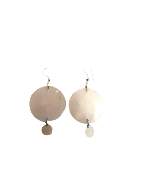 Mother of pearl shell is commonly believed to attract prosperity and is often used in mystical work and lore to heighten intuition, psychic sensitivity and imagination.