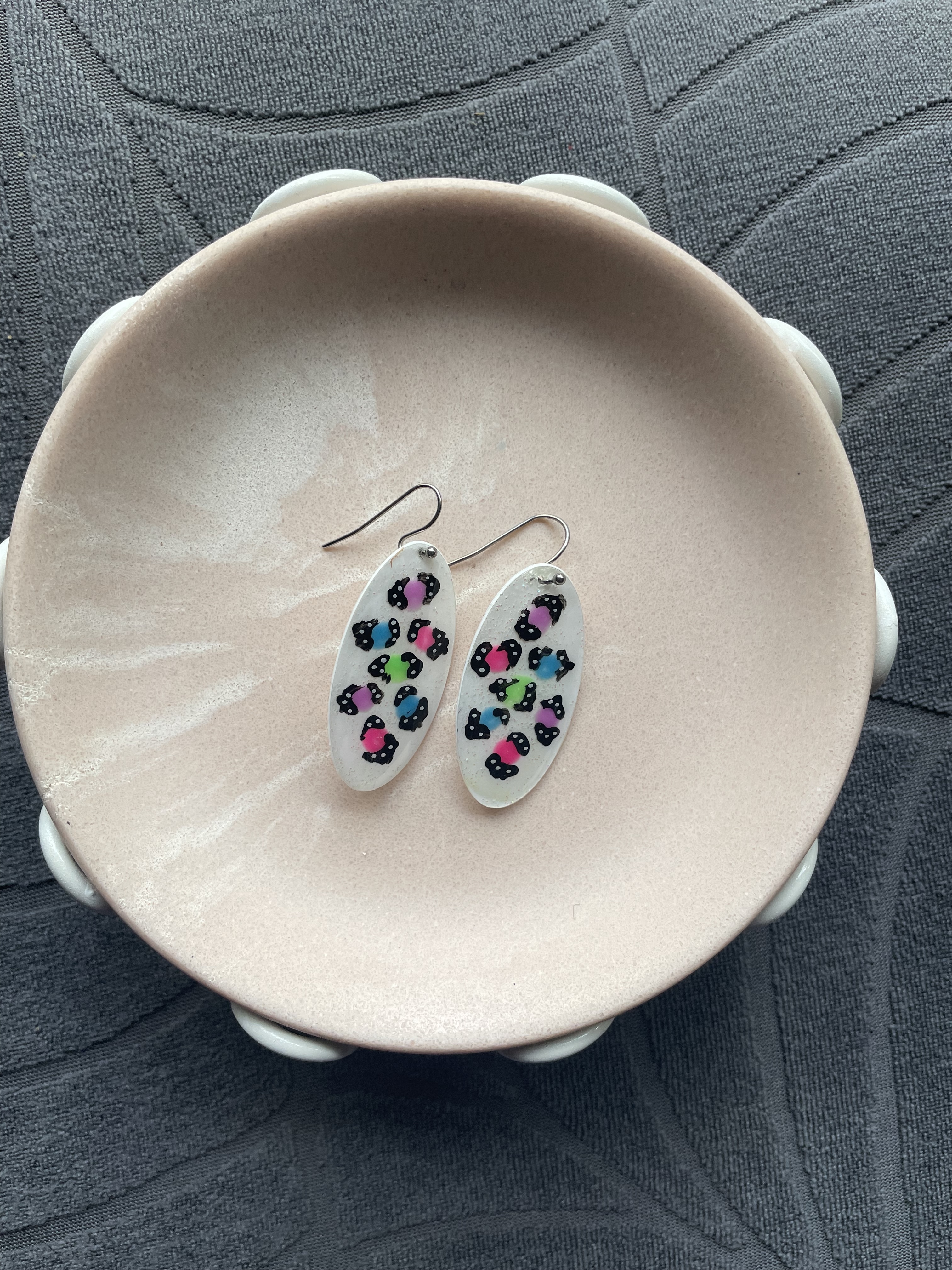 Show off your love for pups with these adorable Doggy Print Earrings!
Playful and charming, each pair features a delightful dog-themed design that adds a fun twist to any outfit. Lightweight and easy to wear, they’re perfect for dog lovers who want to express their style with a touch of whimsy.