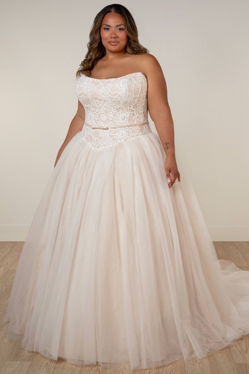 Front view of Stella York SY8189 plus size cat eye wedding dress