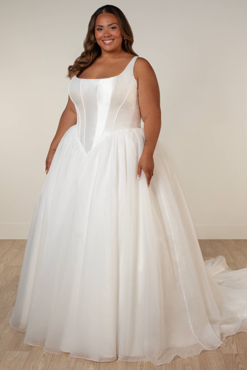 Front view of Stella York SY8222 plus size scoop neckline wedding dress