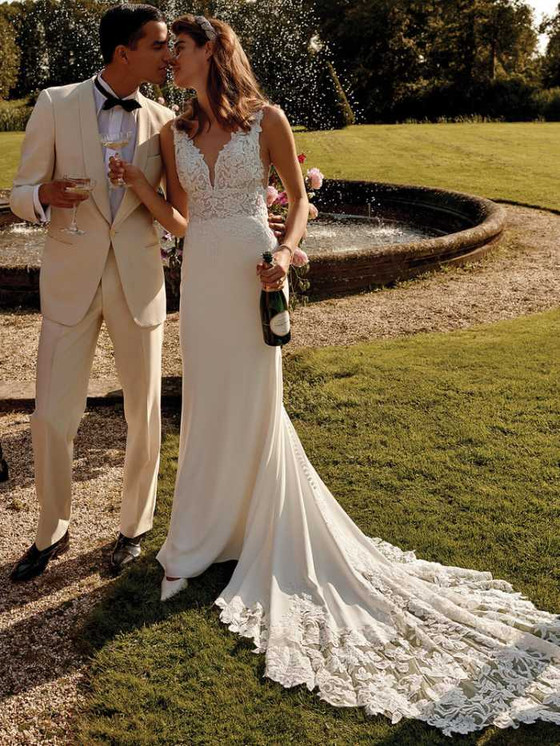 Plunging V-neck Justin Alexander Wedding Gown Cecile 88209 Plunging V-neck Justin Alexander Wedding Gown Cecile 88209