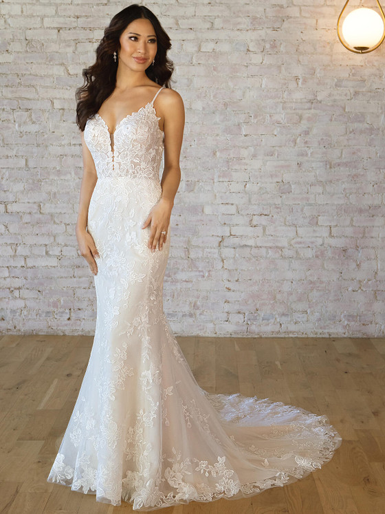 Plunging lace bodice with scalloped neckline and fitted tulle skirt Plunging lace bodice with scalloped neckline and fitted tulle skirt