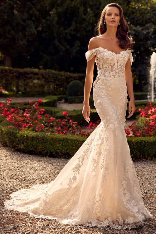 Floral lace gown with a trumpet silhouette and detachable off-the-shoulder straps Floral lace gown with a trumpet silhouette and detachable off-the-shoulder straps