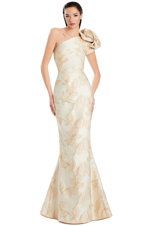 One-shoulder cream jacquard gown with gold floral pattern and sculpted bow One-shoulder cream jacquard gown with gold floral pattern and sculpted bow