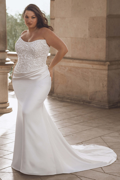 Front view of the Portrait by Enzoani Eldora plus-size gown with scoop neckline and lace bodice. Front view of the Portrait by Enzoani Eldora plus-size gown with scoop neckline and lace bodice.