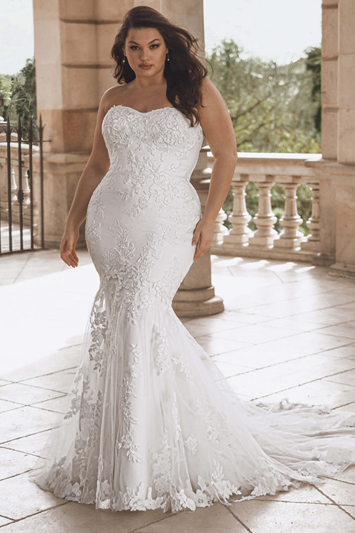 Front view of the Portrait by Enzoani Tatiana plus-size gown with sweetheart neckline and mermaid silhouette. Front view of the Portrait by Enzoani Tatiana plus-size gown with sweetheart neckline and mermaid silhouette.