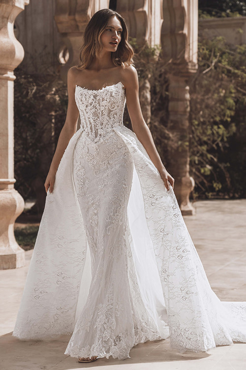 Front view of Enzoani Venice gown with scoop neckline and fitted lace bodice. Front view of Enzoani Venice gown with scoop neckline and fitted lace bodice.