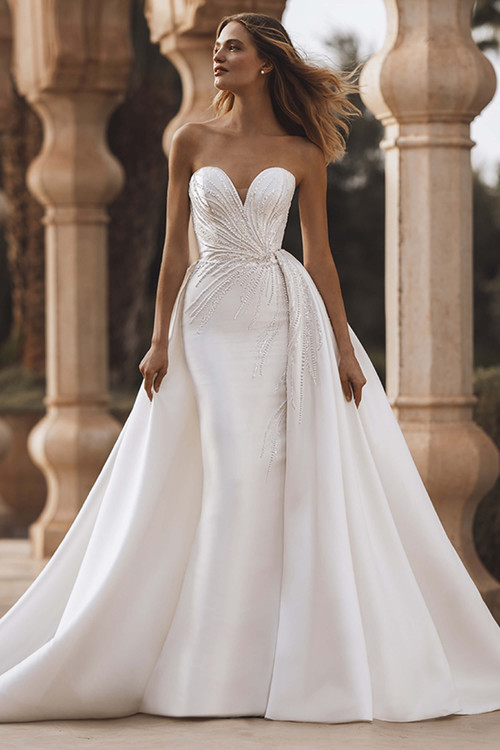 Front view of Enzoani Virginia wedding gown with sweetheart neckline and fitted bodice Front view of Enzoani Virginia wedding gown with sweetheart neckline and fitted bodice