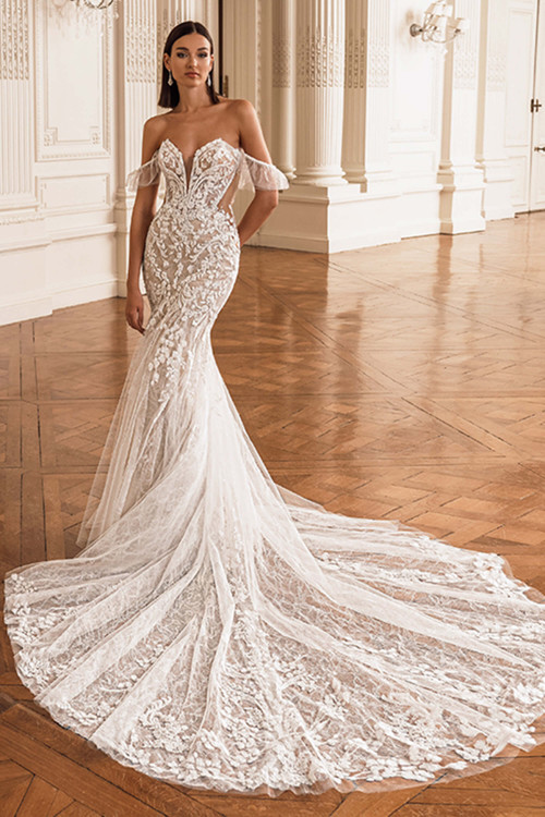 Front view of the ÉLYSÉE Farrah mermaid wedding gown with 3D floral lace and sweetheart neckline. Front view of the ÉLYSÉE Farrah mermaid wedding gown with 3D floral lace and sweetheart neckline.