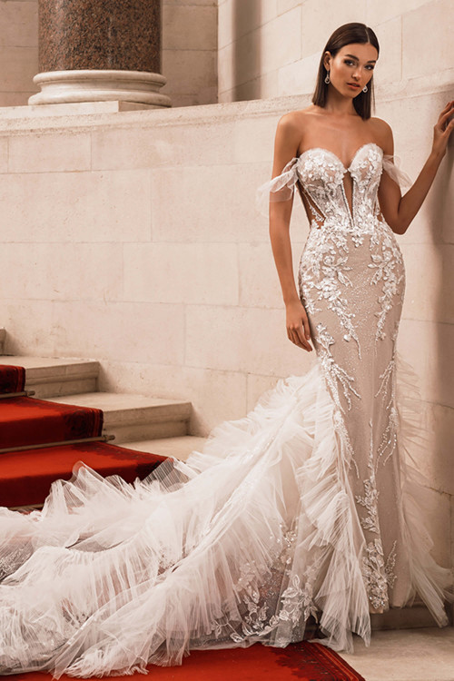 Front view of the ÉLYSÉE wedding gown Fawne showcasing sweetheart neckline and fitted mermaid silhouette. Front view of the ÉLYSÉE wedding gown Fawne showcasing sweetheart neckline and fitted mermaid silhouette.