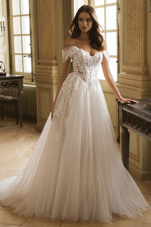 Front view of the ÉLYSÉE Gwyneth wedding gown featuring an A-line silhouette, semi-sweetheart neckline, and detachable off-the-shoulder straps. Front view of the ÉLYSÉE Gwyneth wedding gown featuring an A-line silhouette, semi-sweetheart neckline, and detachable off-the-shoulder straps.