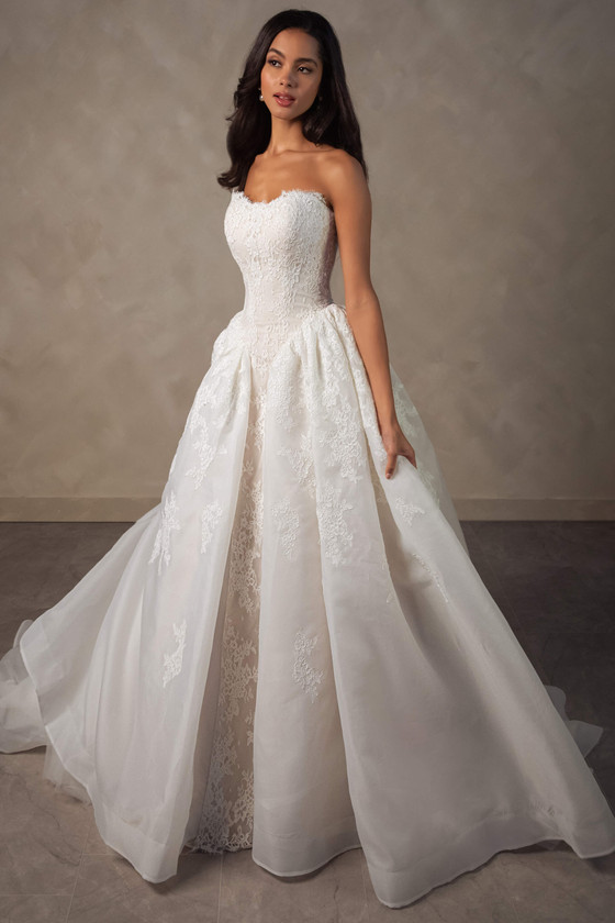 Essense of Australia D4573 Wedding Gown
