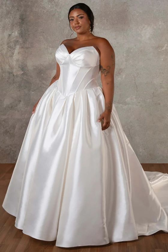 Front view of Essense of Australia D4410 plus size sweetheart wedding dress