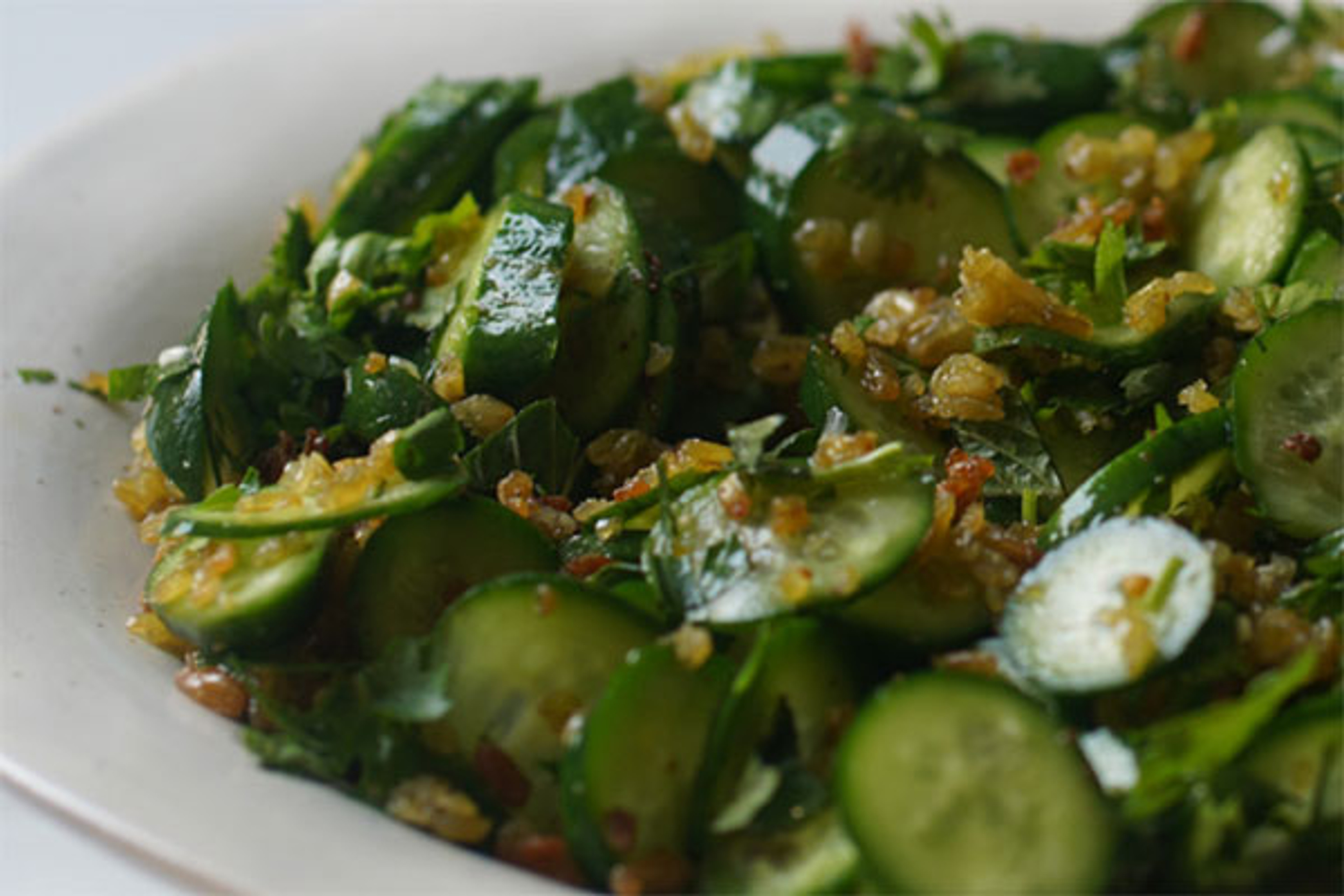 Ensalada de pepino con freekeh crujiente y hierbas frescas