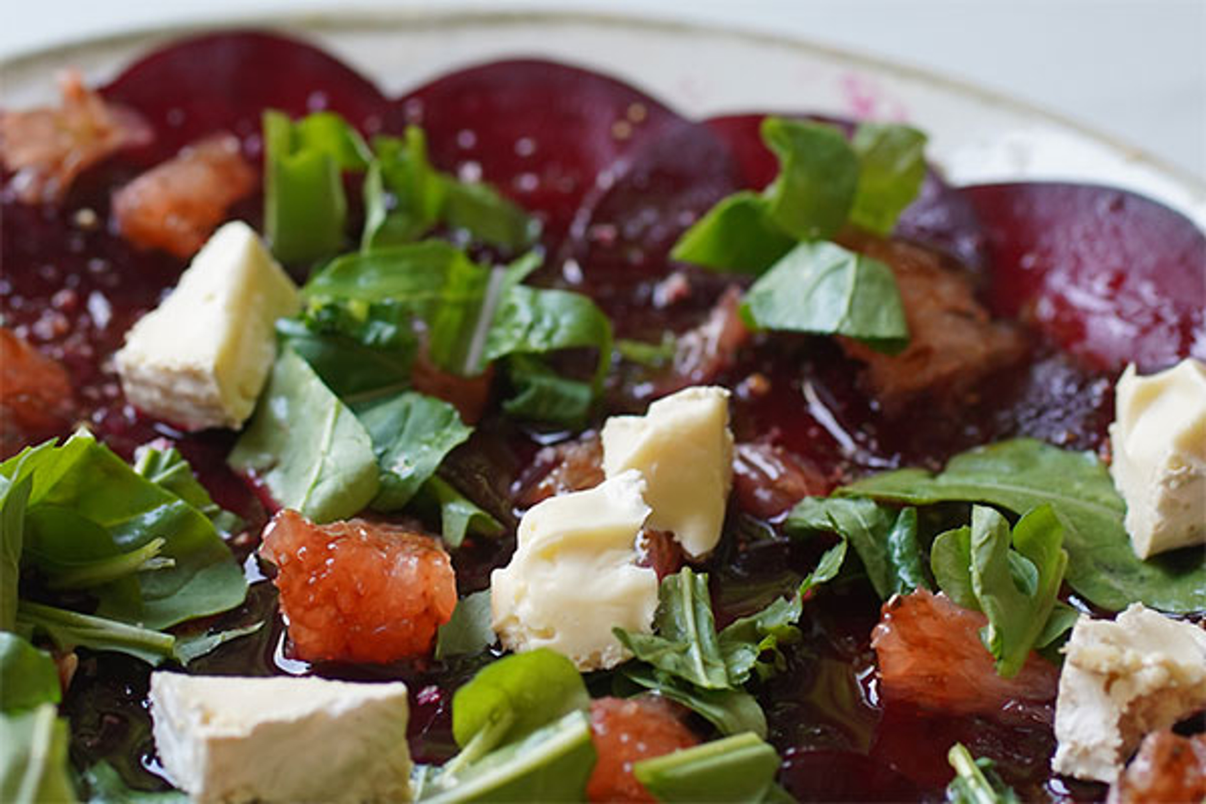 Carpaccio de betabel con cítricos, silan y arúgula