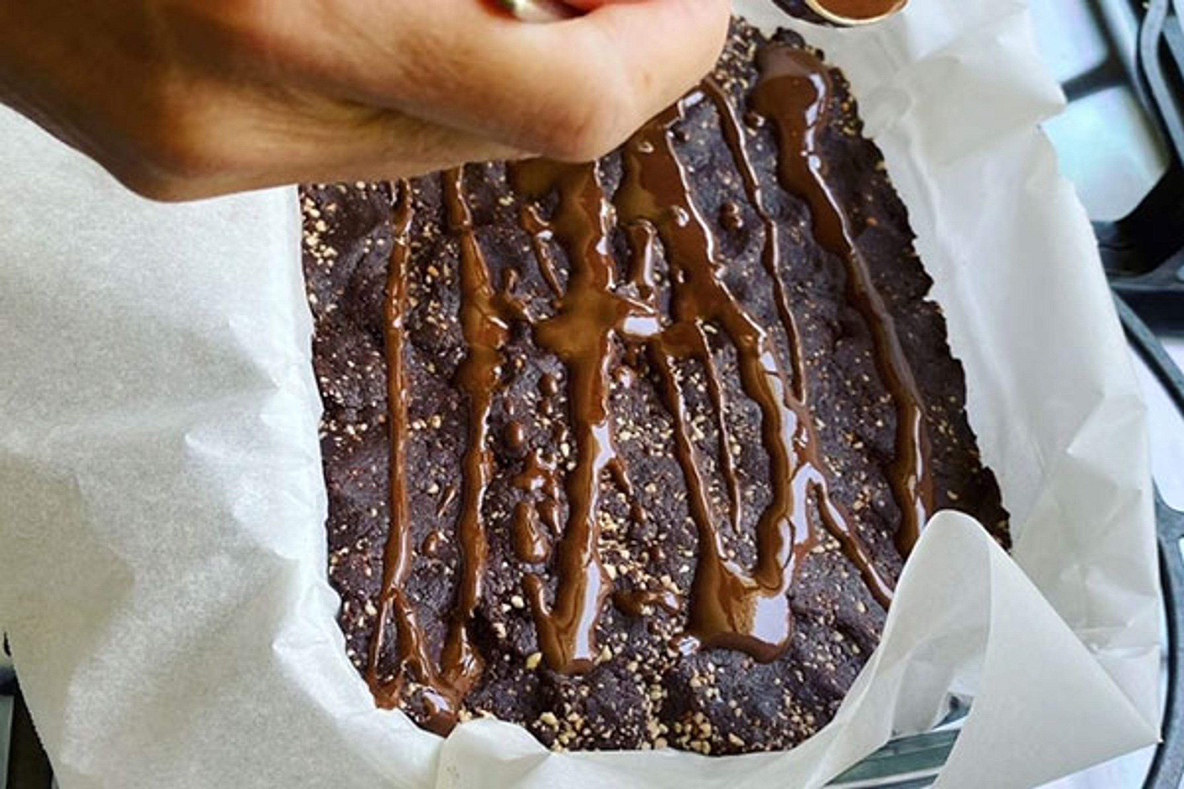 Brownies "raw" con ganache de chocolate y tahini