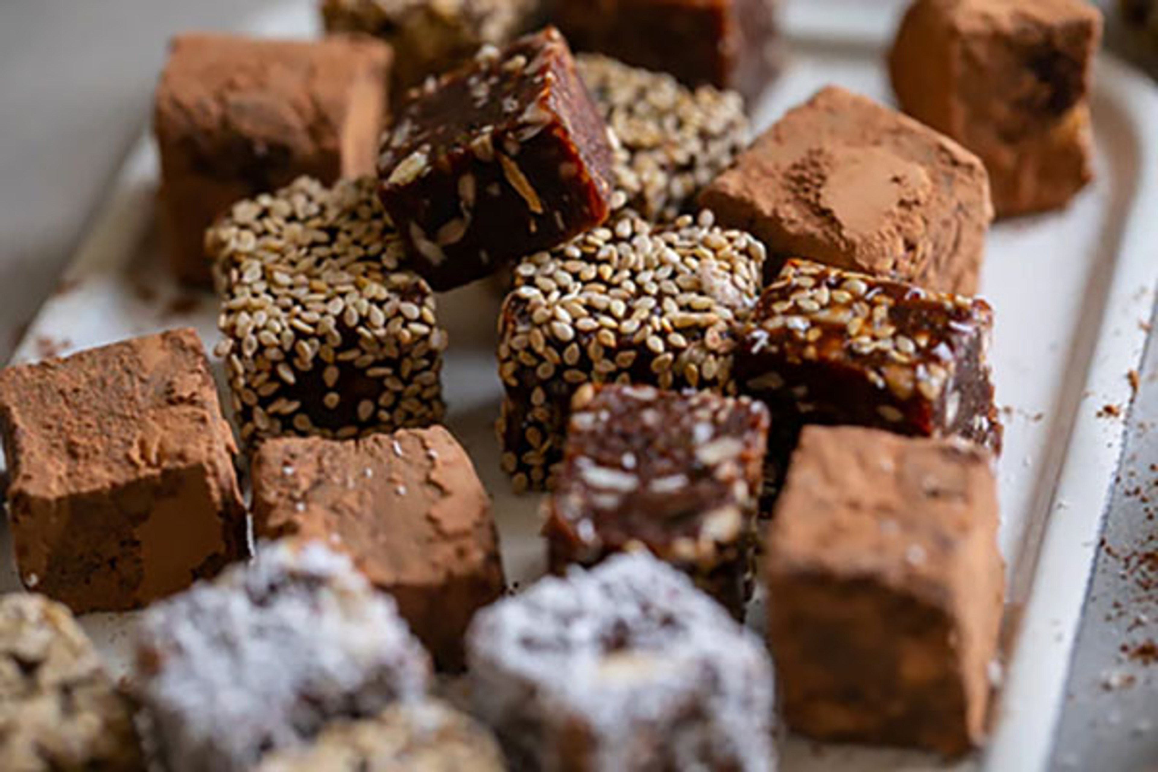Cubos de de chocolate tahini con almendras