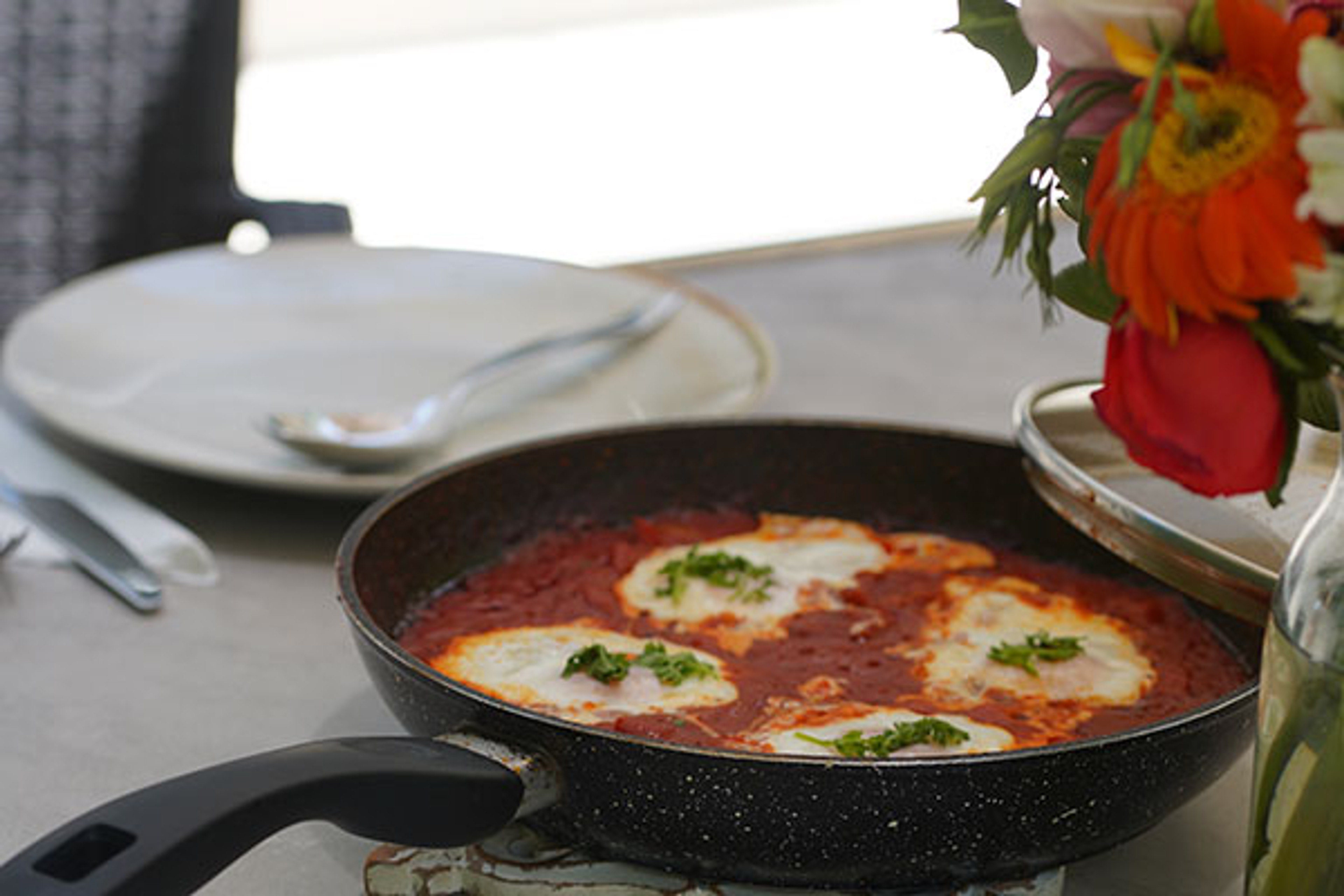 Shakshuka Rápida con Pimientos Rostizados y un toque de Silan